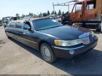  Salvage Lincoln Towncar