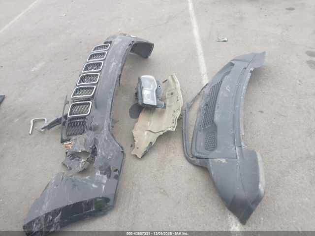 Jeep Grand Cherokee Laredo 4x4 Image 3