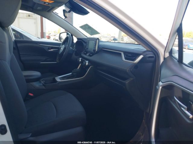 Toyota RAV4 Xle Image 3