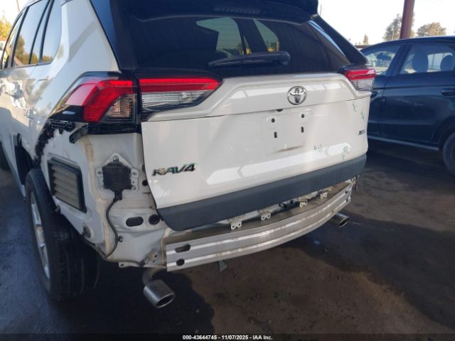 Toyota RAV4 Xle Image 16