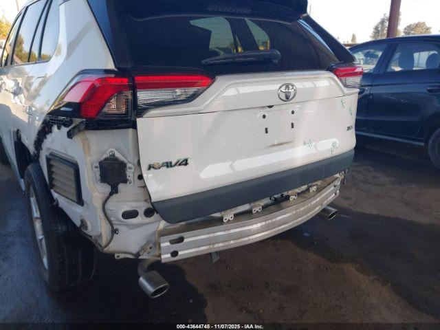 Toyota RAV4 Xle Image 16