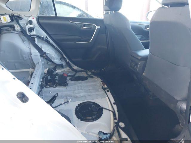 Toyota RAV4 Xle Image 4