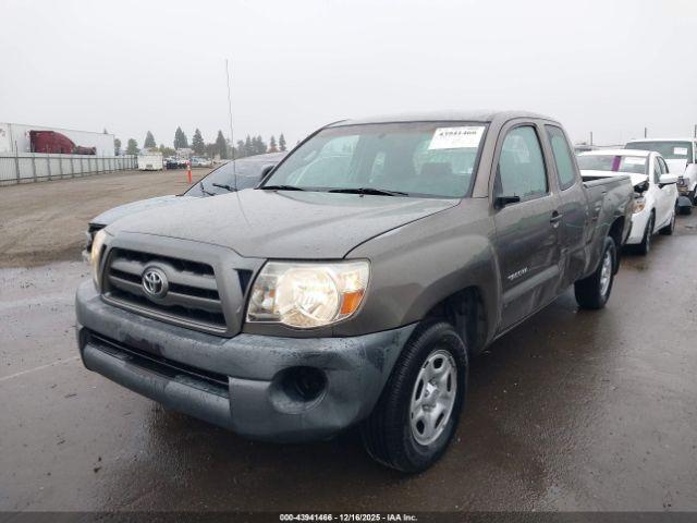 Toyota Tacoma Image 2