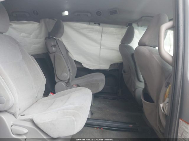 Toyota Sienna Le 8 Passenger Image 13