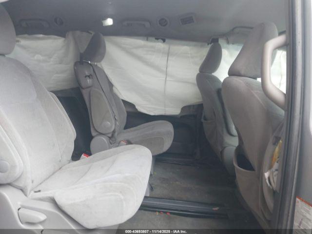 Toyota Sienna Le 8 Passenger Image 13