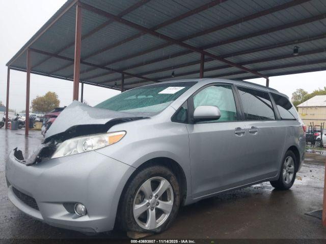 Toyota Sienna Le 8 Passenger Image 2