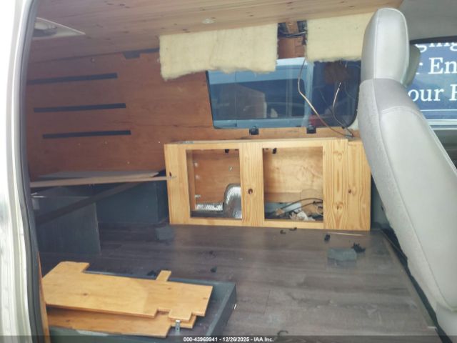 Ford E-150 Image 13