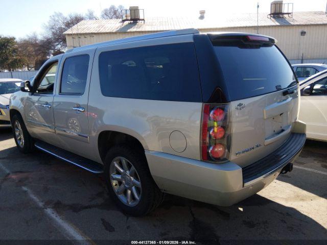 GMC Yukon Denali Image 8