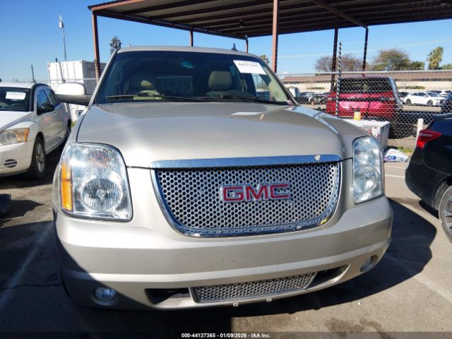 GMC Yukon Denali Image 14