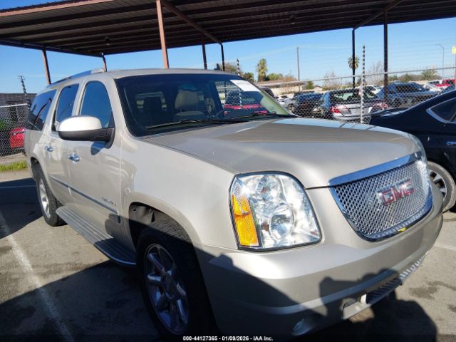 GMC Yukon Denali Image 12