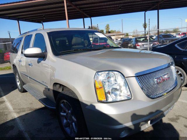 GMC Yukon Denali Image 12