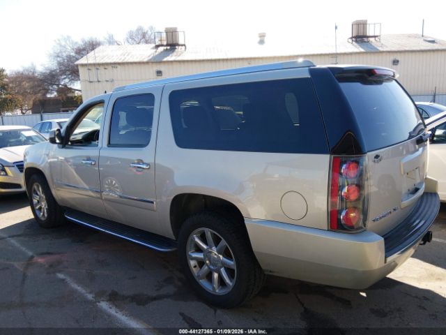 GMC Yukon Denali Image 13