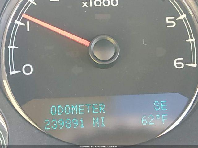 GMC Yukon Denali Image 16