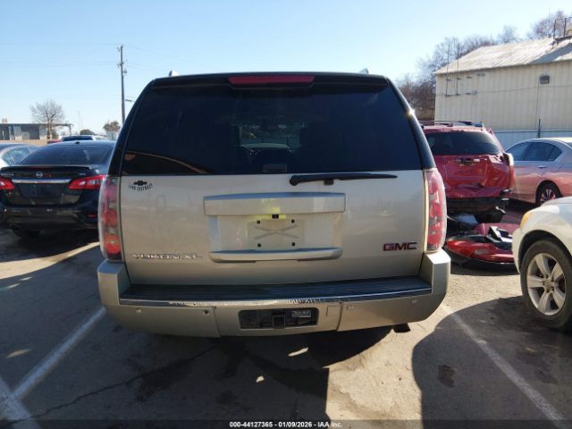 GMC Yukon Denali Image 15