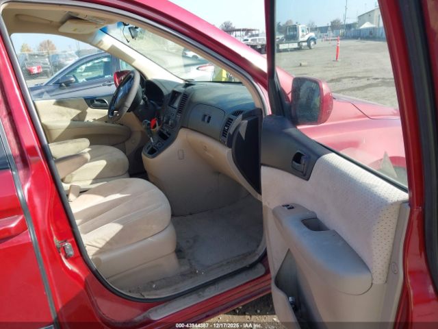 Hyundai Entourage Image 7