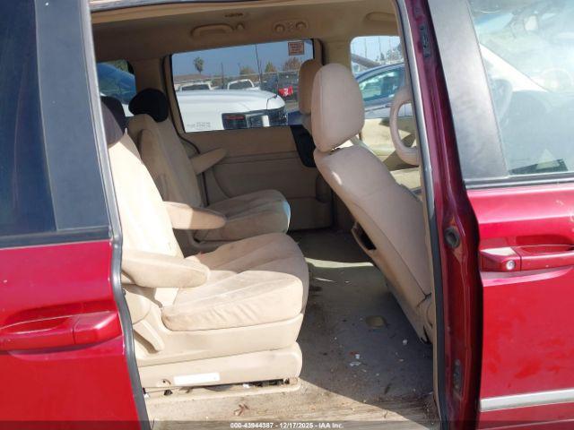 Hyundai Entourage Image 6