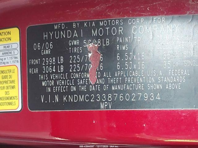 Hyundai Entourage Image 3